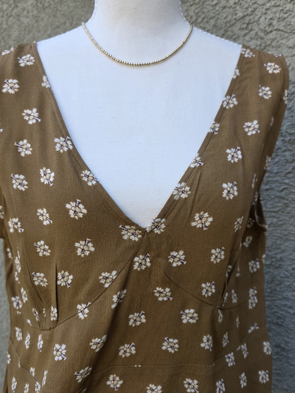 NEW LOFT Brown Floral V-Neck Sleeveless Top